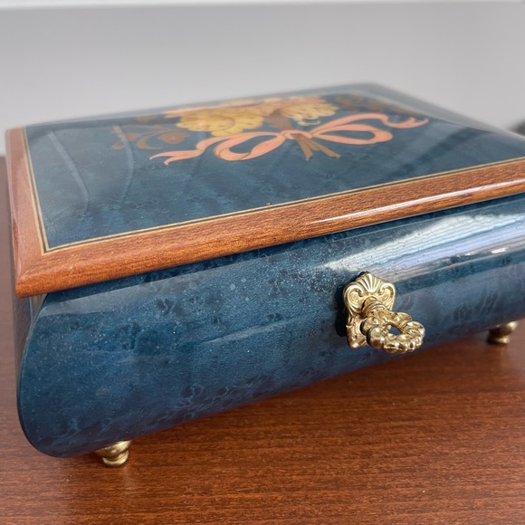 Traditional Italian Floral Fruit Wood Blue Swiss Musical Keepsake - Picture 2 of 9